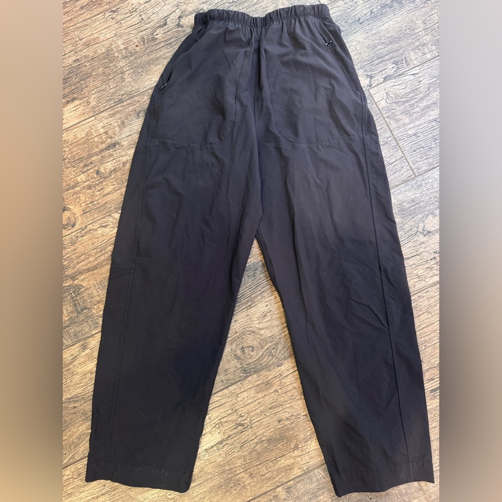 Lululemon Lightweight Mid-Rise Barrel-Leg Cropped Pant. Black size 2.